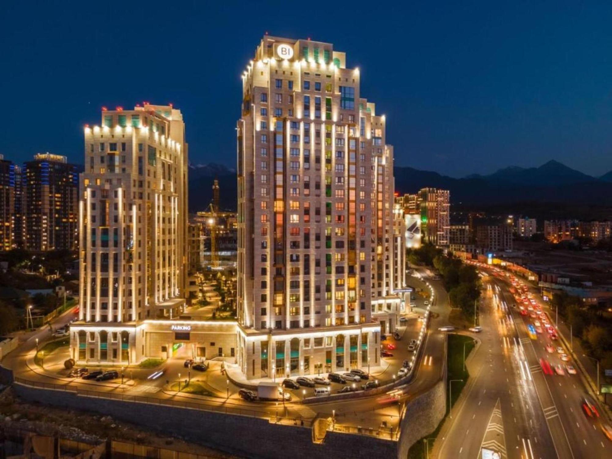Skyline View At Avenue Apartment